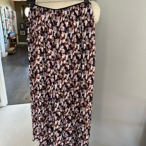 Vince multicolor, pleated cropped pants, size large - Picture 13 of 14